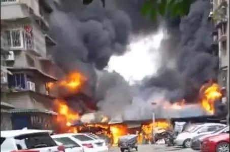 突然起火，2分鐘連續(xù)爆炸30多次…樓道里有電動(dòng)車的，請(qǐng)自查清理！
